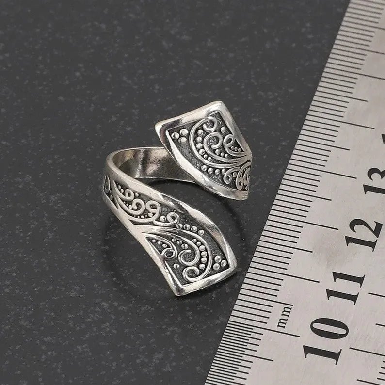 Silver colour retro minimalist women's ring with adjustable opening mechanism