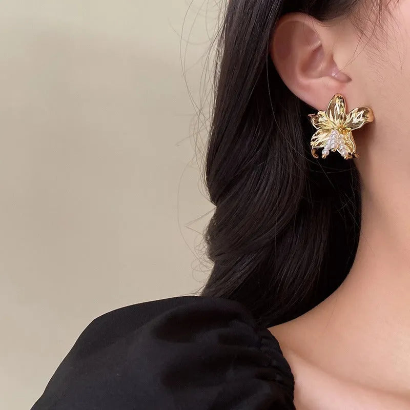 Golden H1795 pearl flower earrings with metal floral design and Seiko gold plating