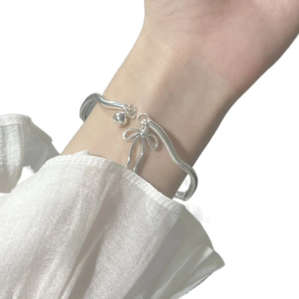 Silver bow adjustable women's bracelet with bell opening clasp in colour M1534