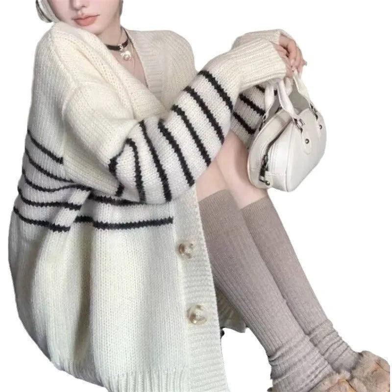 Women's button-front cardigan with 3D pattern and collar button detailing
