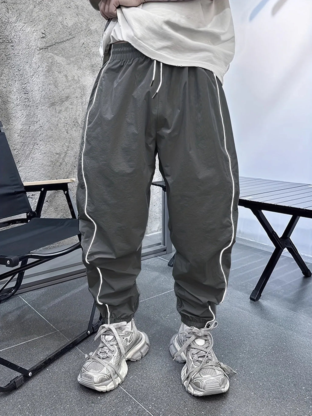 Men's loose fit cropped sports trousers in bamboo fibre, shown in Army Green colour.