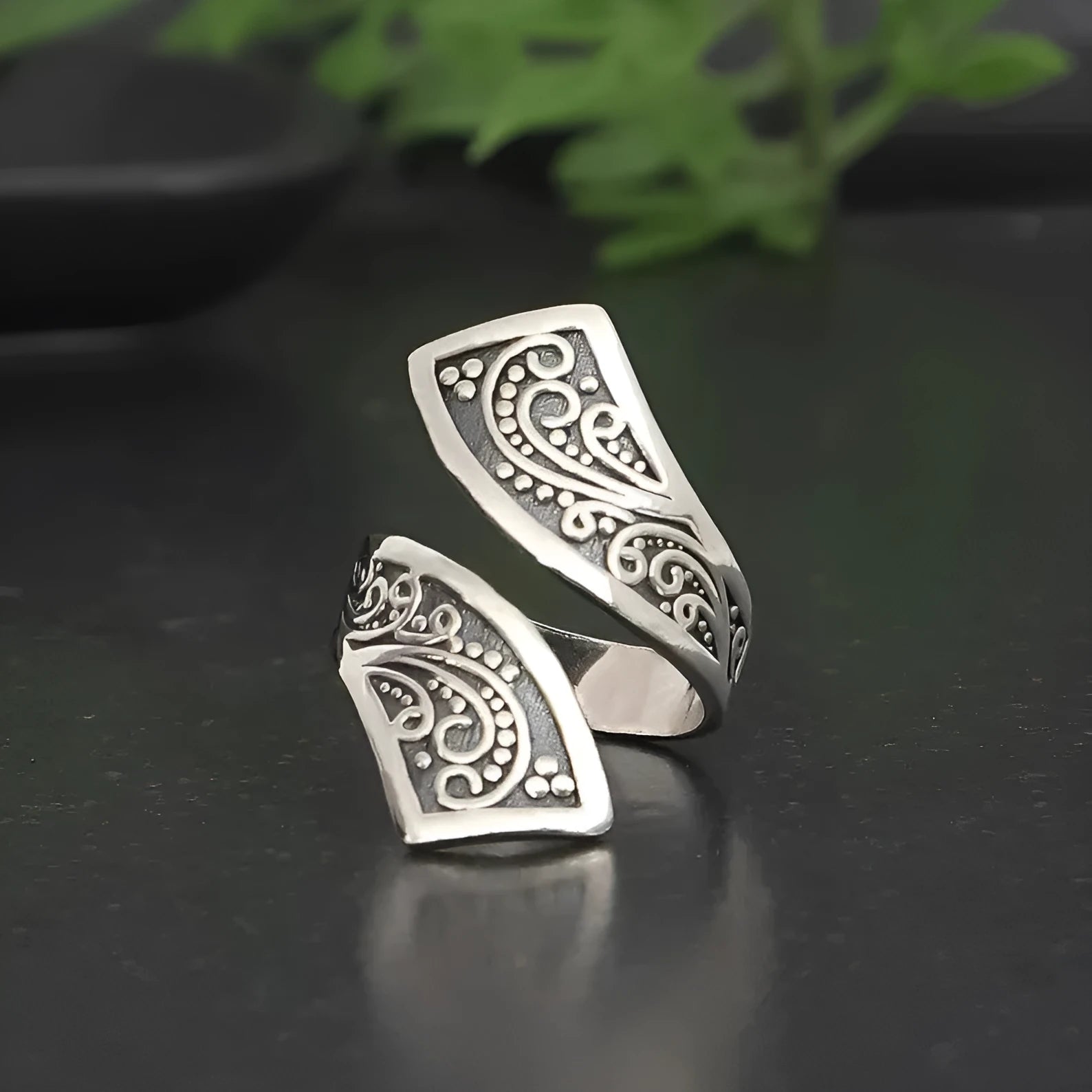 Silver colour retro minimalist women's ring with adjustable opening mechanism