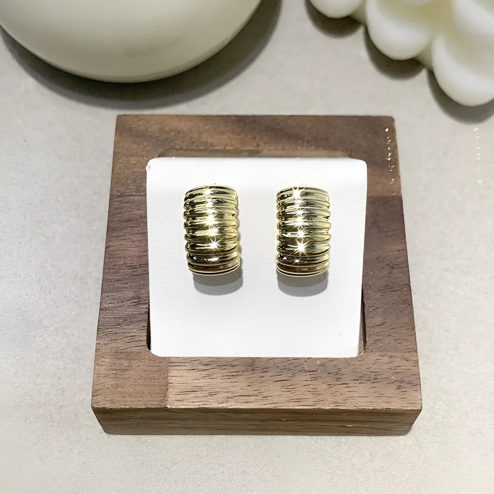 Gold-finished brass C-shaped earrings with exaggerated curve, 2 cm diameter, Style1 option