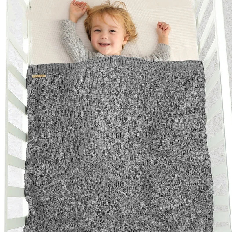 Solid colour infant hug blanket with three-dimensional lines in 70×90cm size
